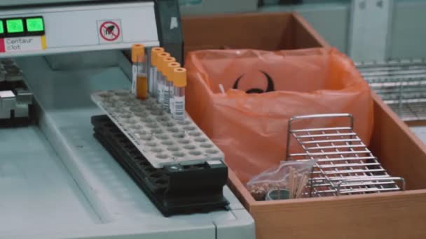 Analyses humaines dans des flacons en verre debout sur un porte-flacons debout sur une table dans un laboratoire 