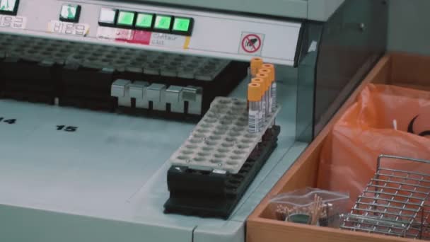Analizy Ludzkie Kolbach Szklanych Stojących Uchwycie Kolby Stojącym Stole Laboratorium — Wideo stockowe
