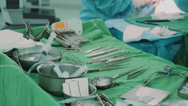 Ξαπλωμένος Στο Τραπέζι Στο Πράσινο Κάλυμμα Medeiin Εργαλεία Στο Χειρουργείο — Αρχείο Βίντεο