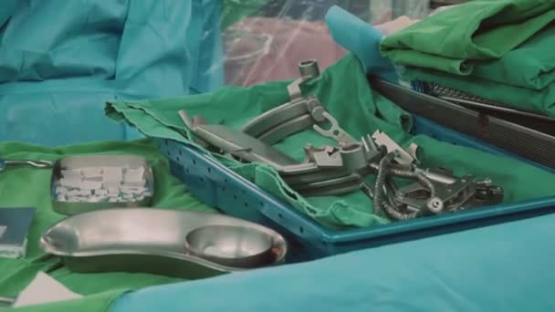 Sdraiati Sul Tavolo Sulla Copertina Verde Medeiin Tools Operating Room — Video Stock