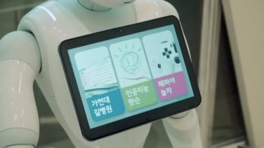 Ekranda ekranda ekranı elle basılan beyaz renkli robot asistanı.