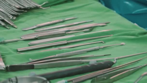 Deitado Sobre Mesa Sobre Ferramentas Medicin Tampa Verde Sala Cirurgia — Vídeo de Stock