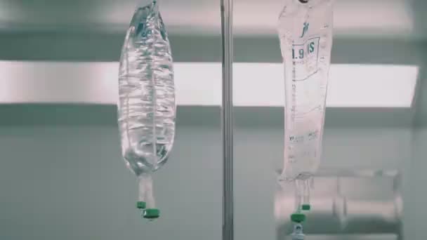 Gotejamento Transparente Com Preporados Médicos Pendurados Balcão Close — Vídeo de Stock