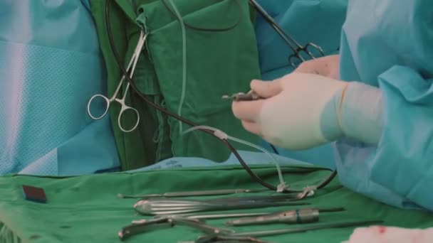 Préparation Par Les Assistants Outils Médicaux Sur Table Dans Salle — Video