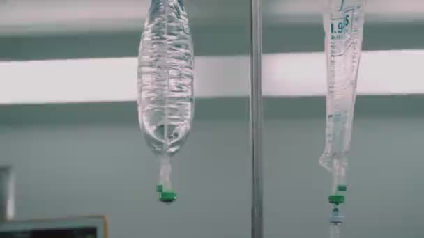 Transparent Dropp Med Medicinska Preporat Hängande Bänken Närbild — Stockvideo