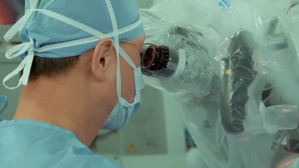 Cirurgião Realiza Cirurgia Crânio Humano Através Microscópio Eletrônico Sala Cirurgia — Vídeo de Stock