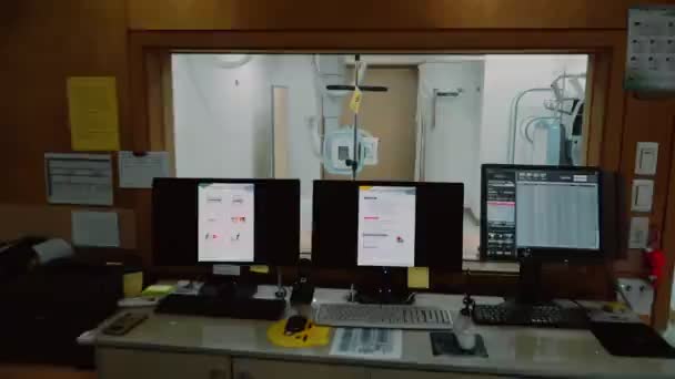 Kamer Met Medische Apparatuur Monitoren Bed Met Uitzicht Glas — Stockvideo