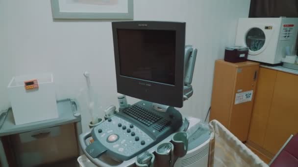 Anahtarlı Ultrason Cihazları Olan Check Hastaları Için Parlak Tıbbi Oda — Stok video