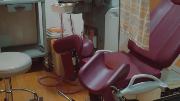 キーで超音波機器を持つ患者を検査するための明るい医療室 — ストック動画