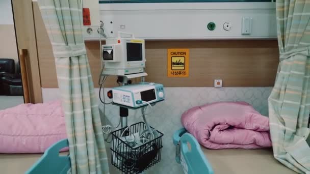 Quarto Hospitalar Com Camas Para Pacientes Equipamentos Médicos Cortinas — Vídeo de Stock