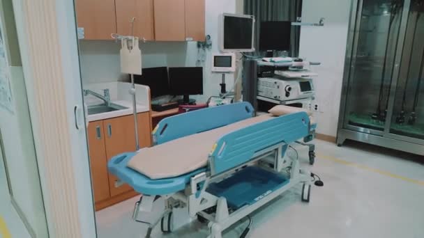 Cuarto Hospital Con Cama Para Paciente Equipo Médico Mostrador — Vídeo de stock