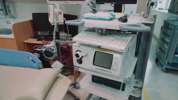 Cuarto Hospital Con Cama Para Paciente Equipo Médico Mostrador — Vídeos de Stock