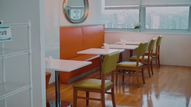 Café Luminoso Vazio Com Cadeiras Mesa Grandes Janelas Sofás Luminosos — Vídeo de Stock