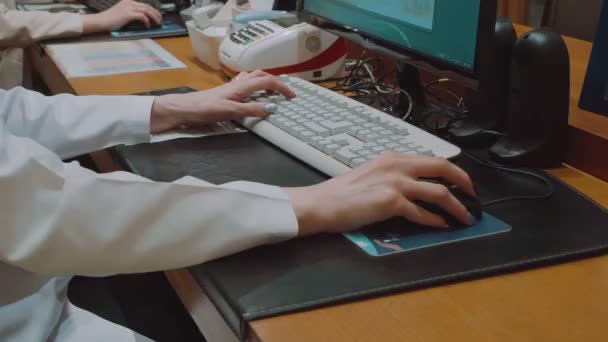 Frauenhände Weißen Kittel Tippen Auf Tastatur Und Bewegen Computermaus — Stockvideo