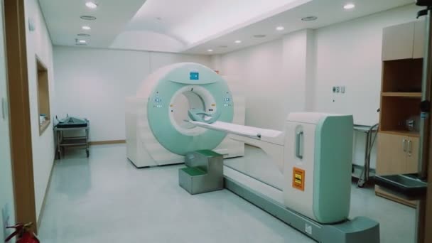 Nsan Vücudunu Yakından Incelemek Için Beyaz Manyetik Rezonans Tomografisi Olan — Stok video