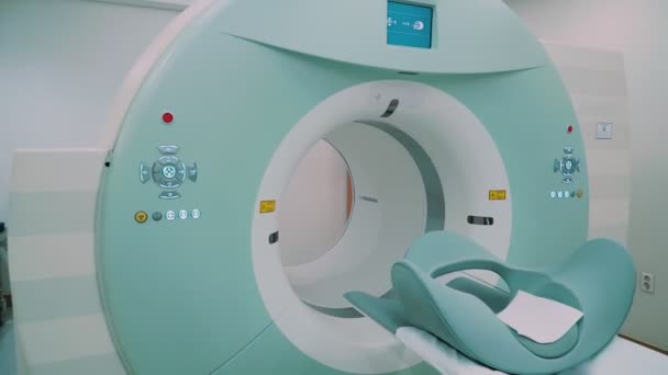 Raum Mit Weißem Magnetresonanztomographen Zur Untersuchung Des Menschlichen Körpers Aus — Stockvideo