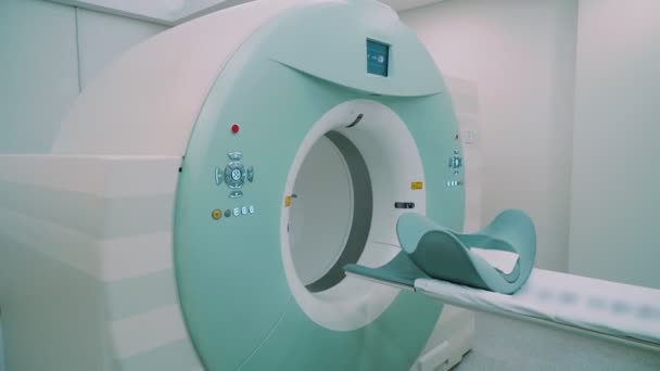 Cameră Tomograf Rezonanță Magnetică Albă Pentru Examinarea Corpului Uman Aproape — Videoclip de stoc