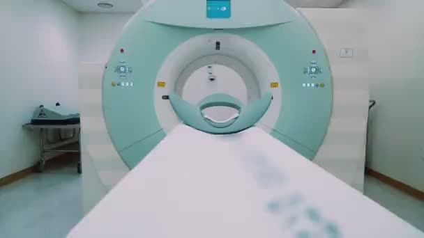 Raum Mit Weißem Magnetresonanztomographen Zur Untersuchung Des Menschlichen Körpers Aus — Stockvideo