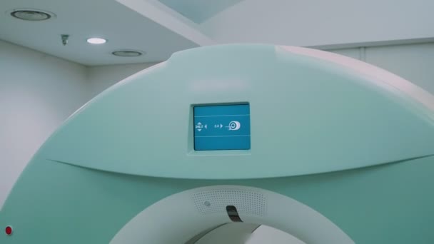 Pokoj Bílou Magnetickou Rezonanční Tomografií Pro Vyšetření Lidského Těla Zblízka — Stock video