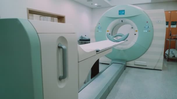 用白磁共振断层扫描机检查人体特写的房间 — 图库视频影像