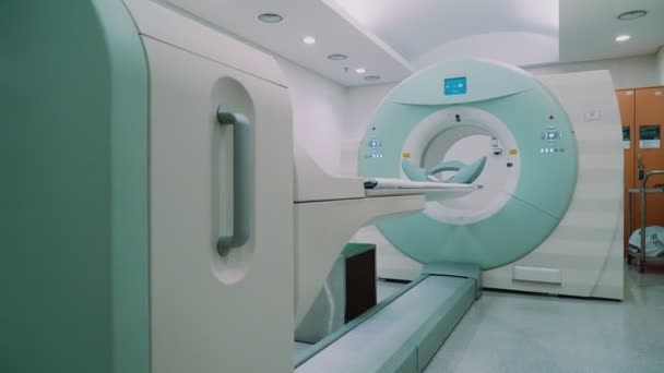 Fehér Mágneses Rezonancia Tomográffal Ellátott Szoba Emberi Test Közeli Vizsgálatához — Stock videók