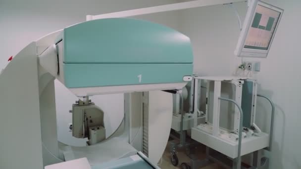 Kamer Met Witte Magnetische Resonantie Tomograaf Voor Onderzoek Van Het — Stockvideo