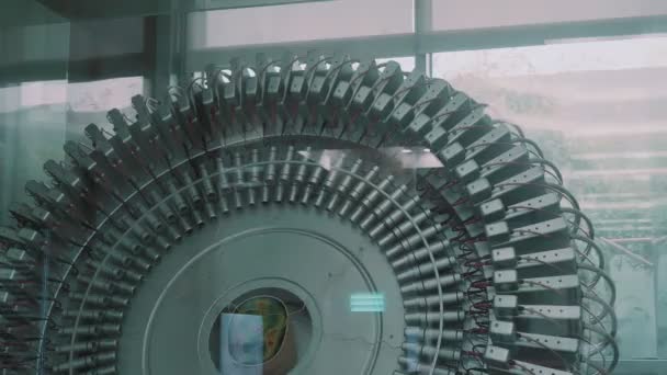 磁阻断层扫描仪在玻璃后面用金属丝和磁铁爆炸 — 图库视频影像