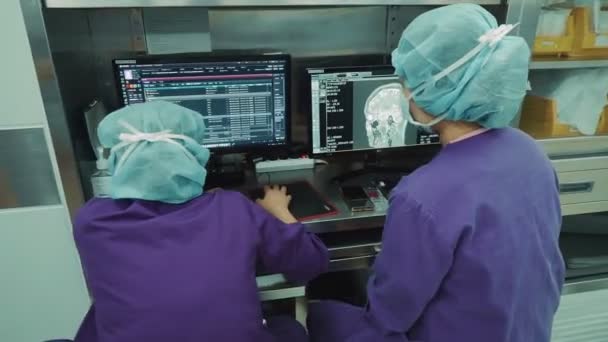 医師は患者のMri検査の結果をコンピュータのモニターで見て その人の内臓が表示されます — ストック動画