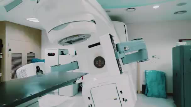 수술하지 방법으로 종양을 제거하기 장비를 가지고 병실로 이동하는 — 비디오