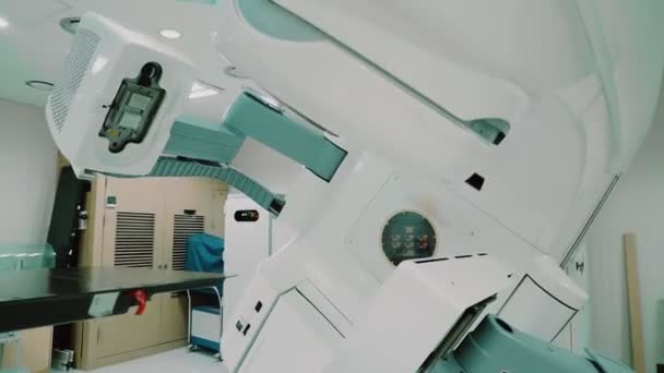 在房间里移动用非手术治疗恶性肿瘤的现代医疗设备 — 图库视频影像