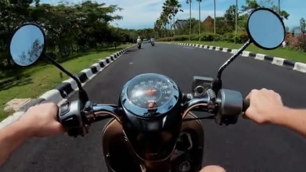 Rijden Een Motorfiets Een Verharde Weg Eerste Persoon — Stockvideo