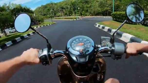 Rijden Een Motorfiets Een Verharde Weg Eerste Persoon — Stockvideo