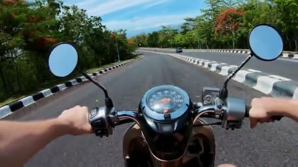 Rijden Een Motorfiets Een Verharde Weg Eerste Persoon — Stockvideo