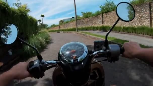 Rijden Een Motorfiets Een Verharde Weg Eerste Persoon — Stockvideo