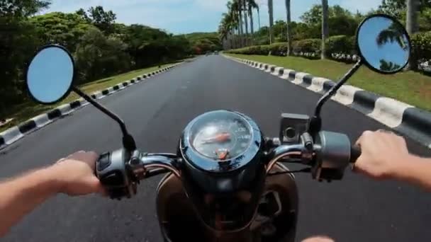 最初の人で舗装された道路上のオートバイに乗る — ストック動画