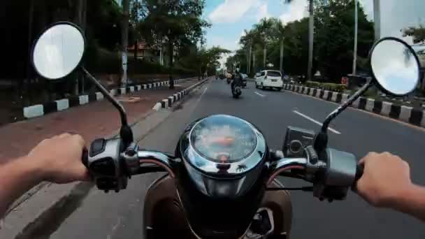 Rijden Een Motorfiets Een Verharde Weg Eerste Persoon — Stockvideo