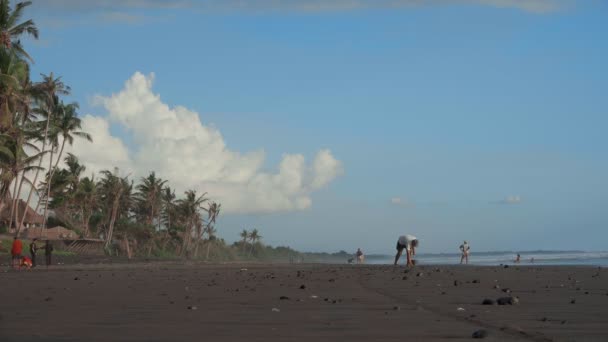 Video Sandy Beach Sea Waves Stones People Going Away — Stock Video