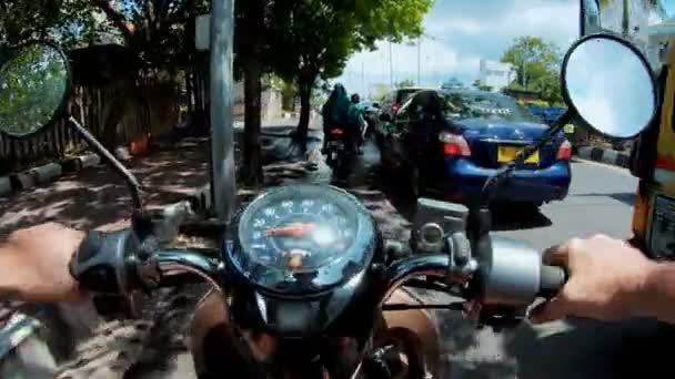 Rijden Een Motorfiets Een Verharde Weg Eerste Persoon — Stockvideo