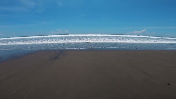 Las Olas Del Mar Inundan Una Motocicleta Parada Arena Primera — Vídeos de Stock