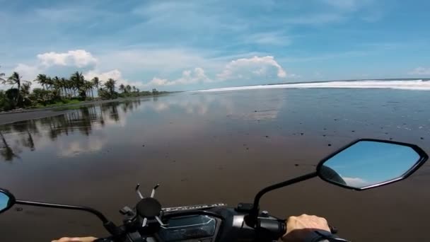 Andar Moto Areia Longo Mar Primeira Pessoa — Vídeo de Stock