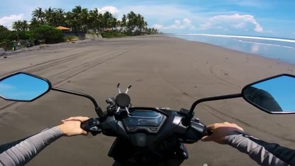 Rijden Een Motor Het Zand Langs Zee Eerste Persoon — Stockvideo