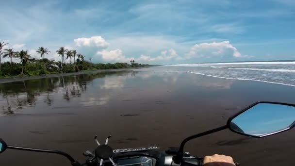 Åka Motorcykel Sanden Längs Havet Första Person — Stockvideo