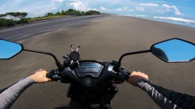Denizde kumda motosiklet sürmek, ilk insan olmak.