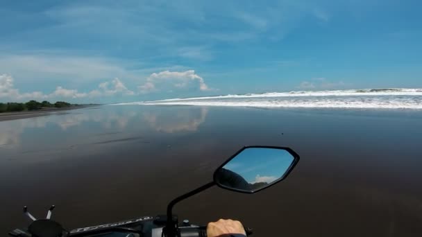 Andar Moto Areia Longo Mar Primeira Pessoa — Vídeo de Stock