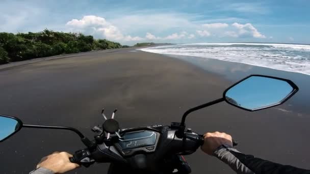 Rijden Een Motor Het Zand Langs Zee Eerste Persoon — Stockvideo