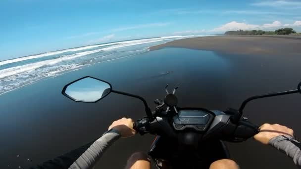 Οδηγώντας Μια Μοτοσικλέτα Στην Άμμο Κατά Μήκος Της Θάλασσας Στο — Αρχείο Βίντεο