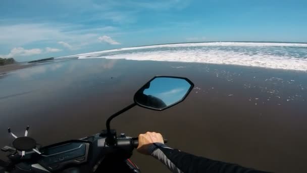 Езда Мотоцикле Песку Вдоль Моря Первого Лица — стоковое видео