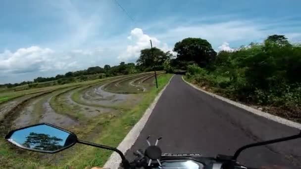 Andar Moto Uma Estrada Pavimentada Primeira Pessoa — Vídeo de Stock