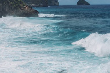 Beyaz köpüklü büyük mavi deniz dalgalarının parlak fotoğrafı