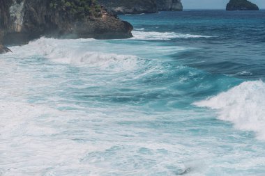 Beyaz köpüklü büyük mavi deniz dalgalarının parlak fotoğrafı